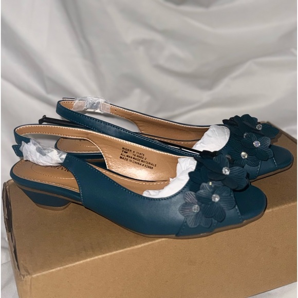 Shoes - Flat heel shoes with flower detail